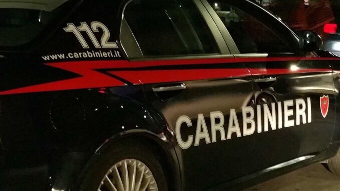 A scuola “minaccia” i professori con una pistola, ma era finta, denunciato minorenne