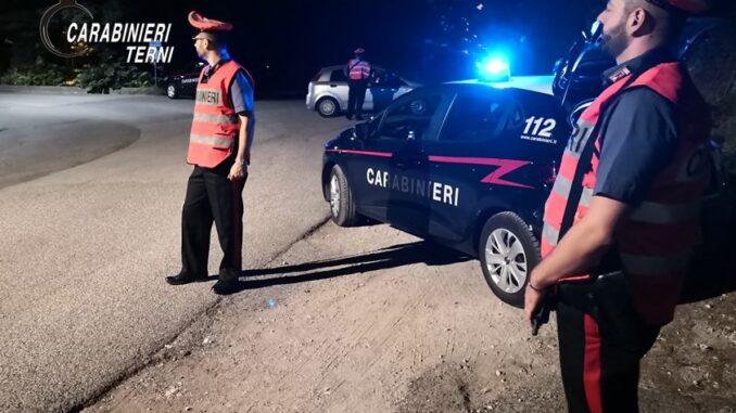 Armato di scacciacani minaccia un nigeriano in centro a Terni: denunciato 56enne