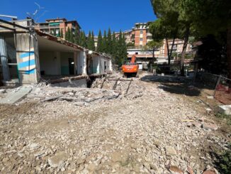 Cominciata la demolizione del plesso scolastico di Case Bruciate