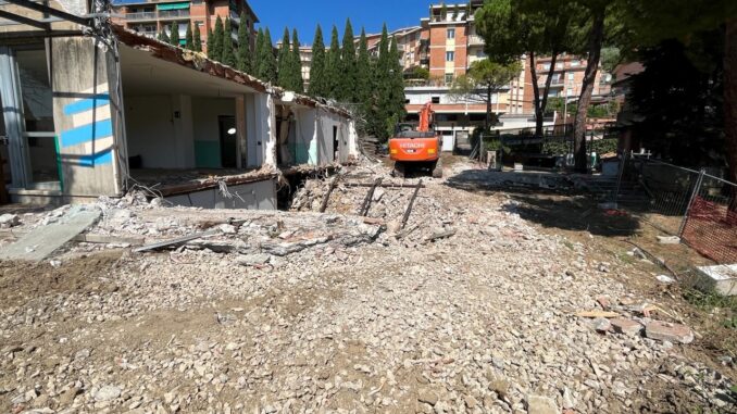 Cominciata la demolizione del plesso scolastico di Case Bruciate