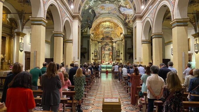 Pellegrini da Tutto il Mondo per Celebrare la Madonna Bambina