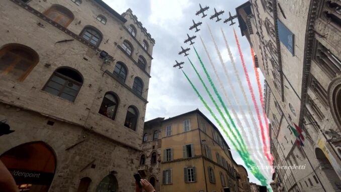 Frecce tricolori sorvolano Perugia a più riprese e poi all’aeroporto dell’Umbria