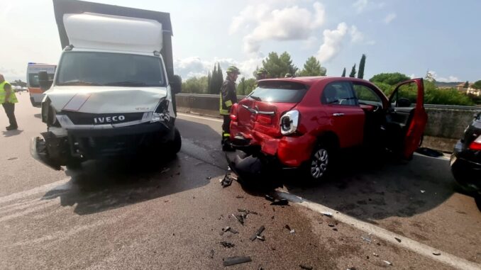 Due donne ferite sulla 75 Centrale Umbra, traffico bloccato dopo incidente