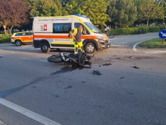 Auto contro moto a Ospedalicchio di Bastia Umbra, ferite due persone
