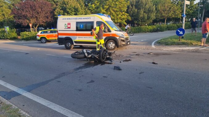 Auto contro moto a Ospedalicchio di Bastia Umbra, ferite due persone