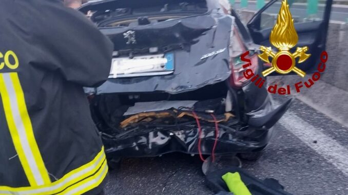 Incidente sulla SS3, scontro tra due auto, 7 persone ferite, una grave