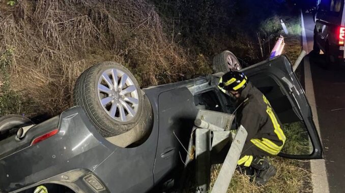 Due di notte, incidente stradale a Magione, auto si ribalta due ferite
