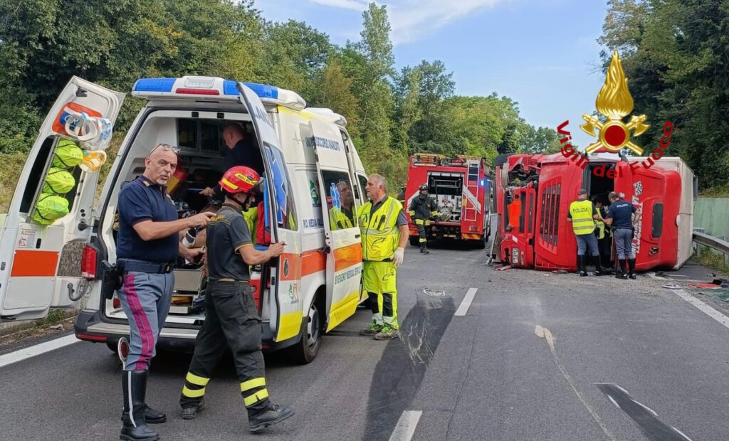 Camion si ribalta sulla E45, autista estratto dai Vigili del fuoco