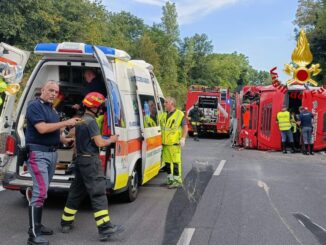 Camion si ribalta sulla E45, autista estratto dai Vigili del fuoco
