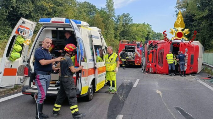 Camion si ribalta sulla E45, autista estratto dai Vigili del fuoco