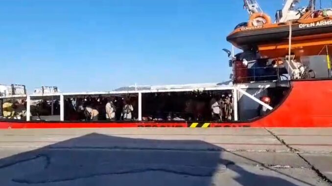 Migranti sbarcati a Carrara, destinazione Toscana, Piemonte e Umbria