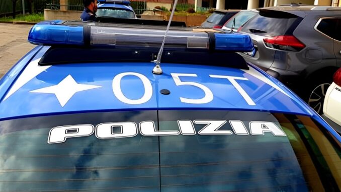Chiude il rapinatore dentro il suo negozio e chiama la polizia
