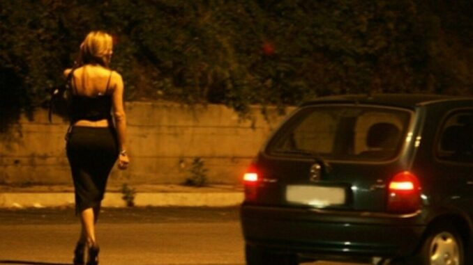 Sfruttava prostituta, calci e pugni alla poveretta, arrestato 36enne romeno