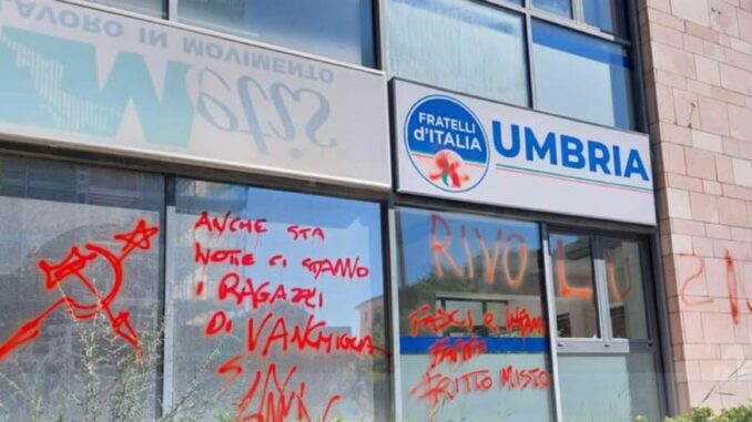 Denunciati due ragazzi per aver imbrattato la sede di Fratelli d'Italia
