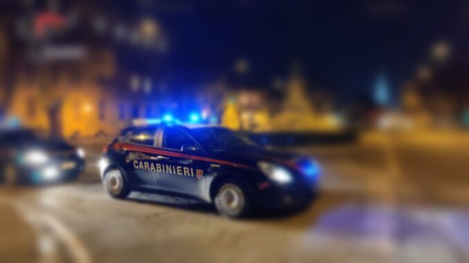 Arrestato ladro su auto rubata e armato, fugge durante il trasferimento in caserma