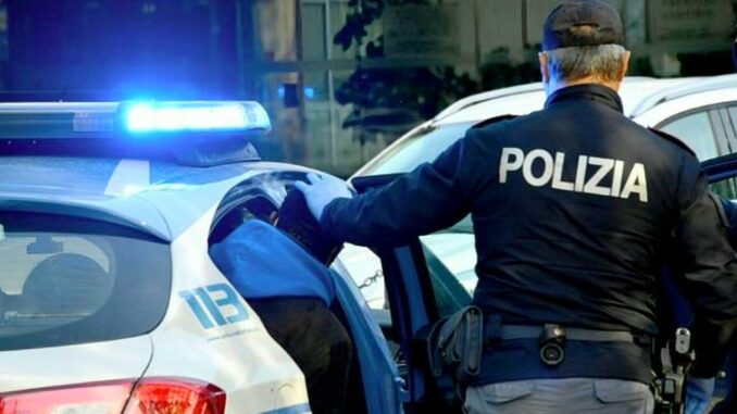 Aggredisce gli agenti, 19enne denunciato durante controllo stradale