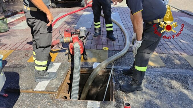 Perdita d'acqua a Orvieto, allagato locale in via Roma