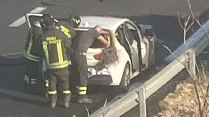 Paura sulla 75 Centrale Umbra, auto in fiamme nei pressi di Spello