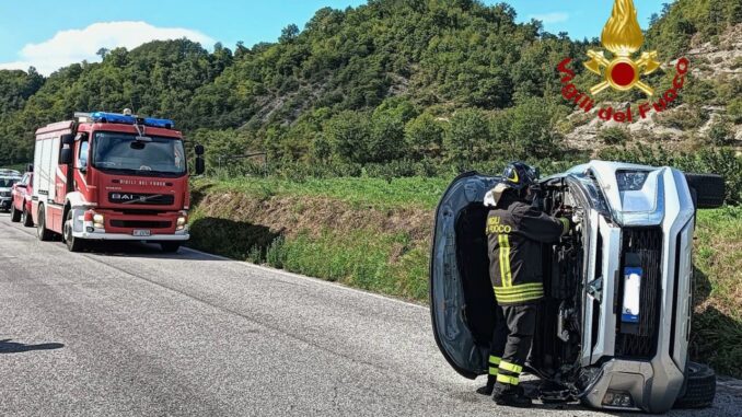 Incidente stradale sulla SP 104 della Baucca: SUV si ribalta