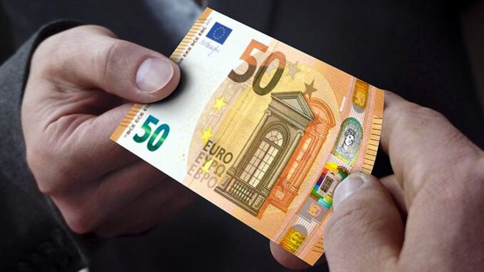 Trovano e restituiscono 2643 € in una scatola voi che avreste fatto? Li avresti restituiti?