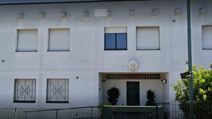 Soccorre conoscente in incidente e lo deruba, denunciato per furto