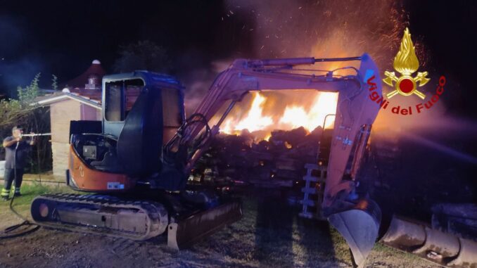 Catasta di legno prende a fuoco a Loreto di Gubbio, danneggiato un escavatore