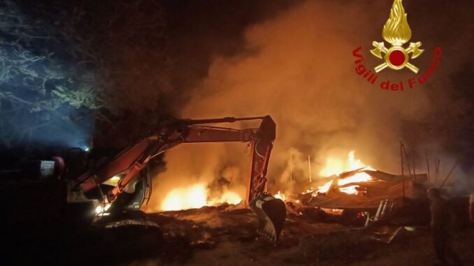 Incendio a Compignano Perugia, dalle 17 di ieri e per tutta la notte