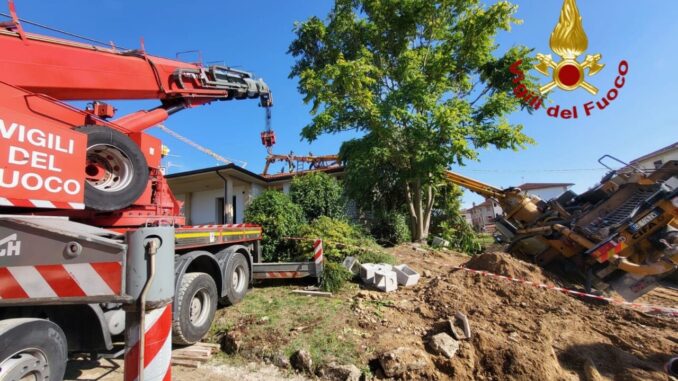 Mezzo pesante si ribalta su una casa durante i lavori edili