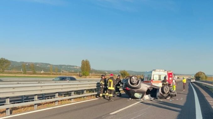 Incidente Stradale sulla A1 nei pressi di Orvieto, auto si ribalta, trentenne in ospedale