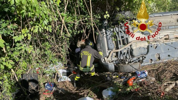 Incidente stradale Città di Castello, auto si ribalta in una scarpata