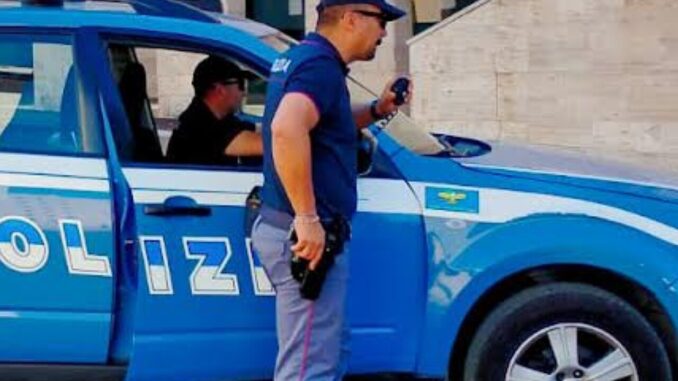 Ubriaco cerca di forzare la porta della fidanzata e si oppone alla polizia