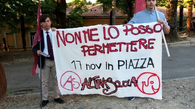 Gli studenti umbri protestano contro il Caro Scuola: "Non ce lo possiamo permettere"