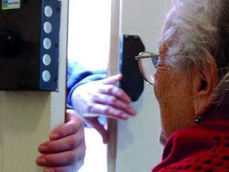 87enne sventa tentativo di truffa grazie, l'anziana chiama la polizia