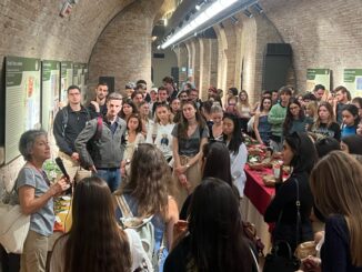 Velimna, mostra con visitatori americani