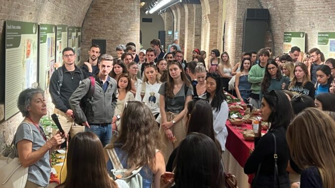 Velimna, mostra con visitatori americani