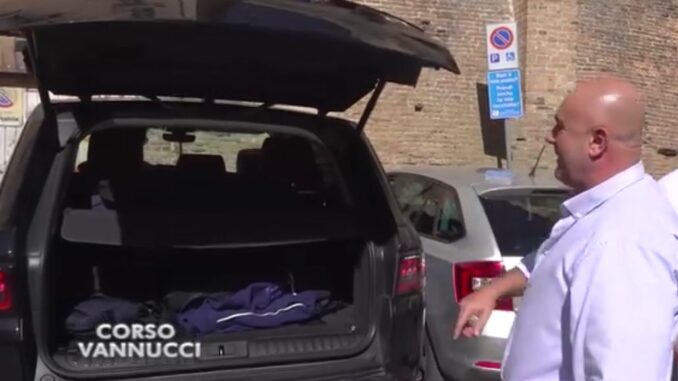Bandecchi a Perugia, parcheggia sul posto per disabili