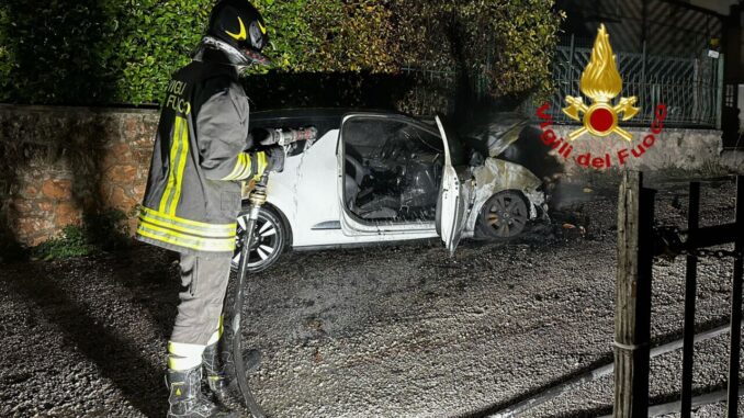 Incendio notturno a Nocera Umbra: autovettura completamente distrutta