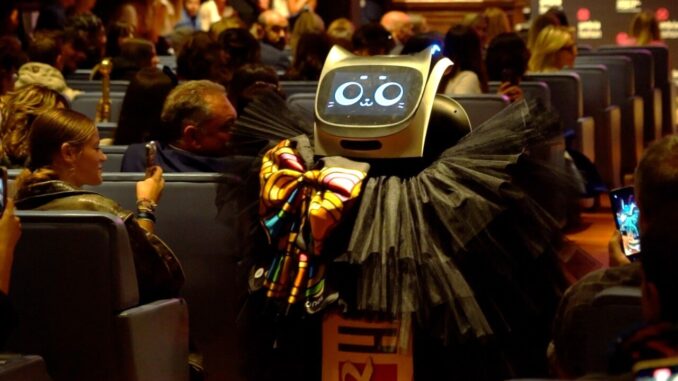 Modella-Robot in Passerella a Perugia a Umbria Fashion