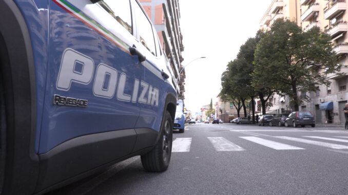 Uomo armato di coltello minaccia clienti in un bar a Terni 