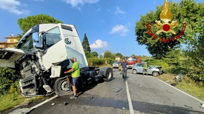 Grave incidente stradale auto contro camion, grave conducente