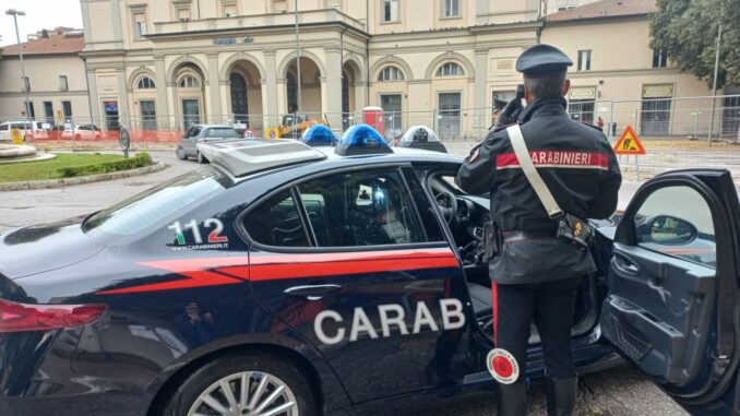 Maltratta i familiari e violenta minorenne, finisce in carcere a Capanne