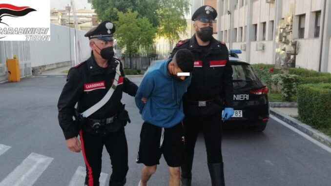 Giovane di 22 anni arrestato per furto di bicicletta e aggressione a Terni