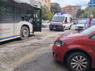 Incidente a Perugia, scontro tra autobus e auto in via Campo di Marte