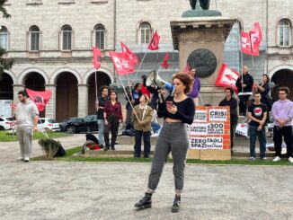 Giovani in piazza per chiedere misure di contrasto all'emigrazione
