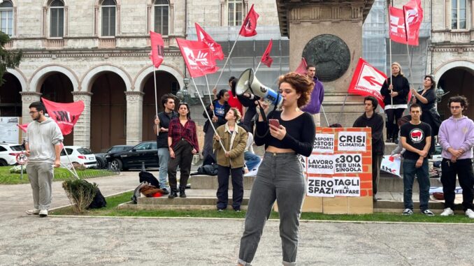 Giovani in piazza per chiedere misure di contrasto all'emigrazione