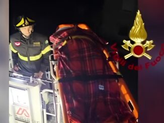 Donna malata servono cure urgenti, Pompieri la mettono in salvo con straordinario intervento