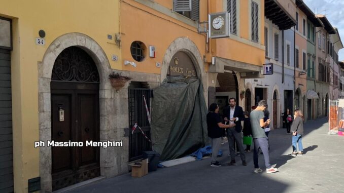 Furto con spaccata in gioielleria da Tomasini Francia a Spoleto