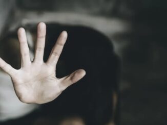 Dopo anni di violenze e minacce, un uomo di 50 anni affronta il processo