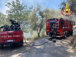 Dà fuoco a sterpaglie, cade e il fuoco lo ustiona, 7oenne grave