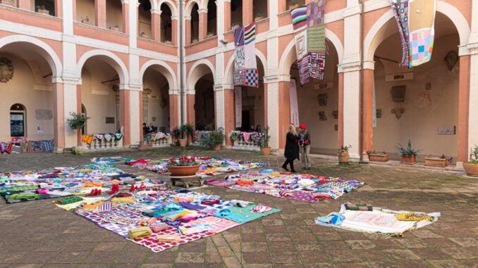Temporary Shop coperte artigianali, per sostenere la Brest Unit
